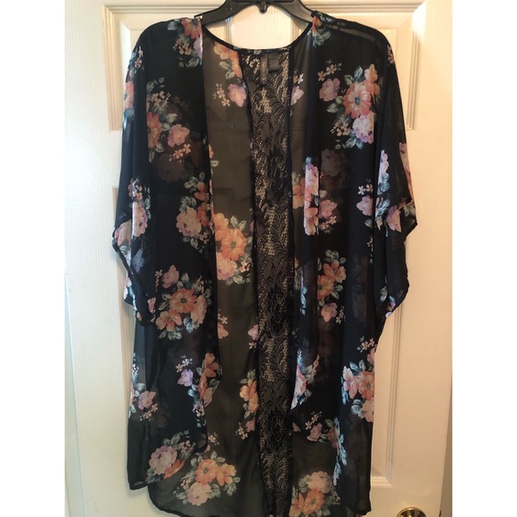 Full Tilt Tops - Floral kimono cardigan sz L